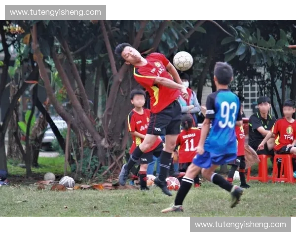 7人制足球比赛规则解析与战术布局探讨 提升球队整体实力与比赛表现技巧